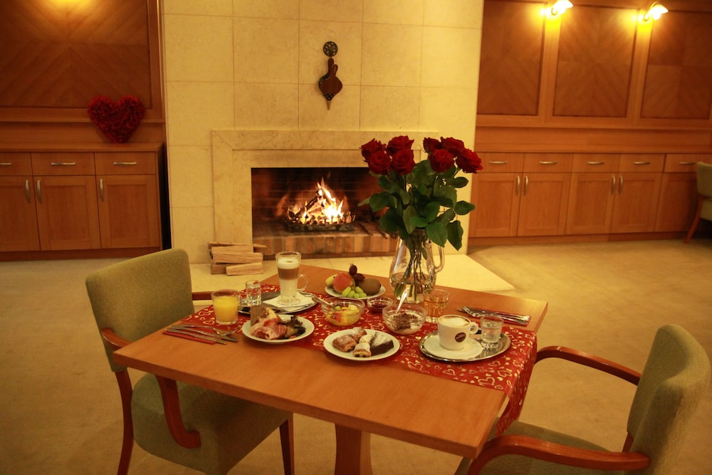 Dolce Villa Hotel 49/57