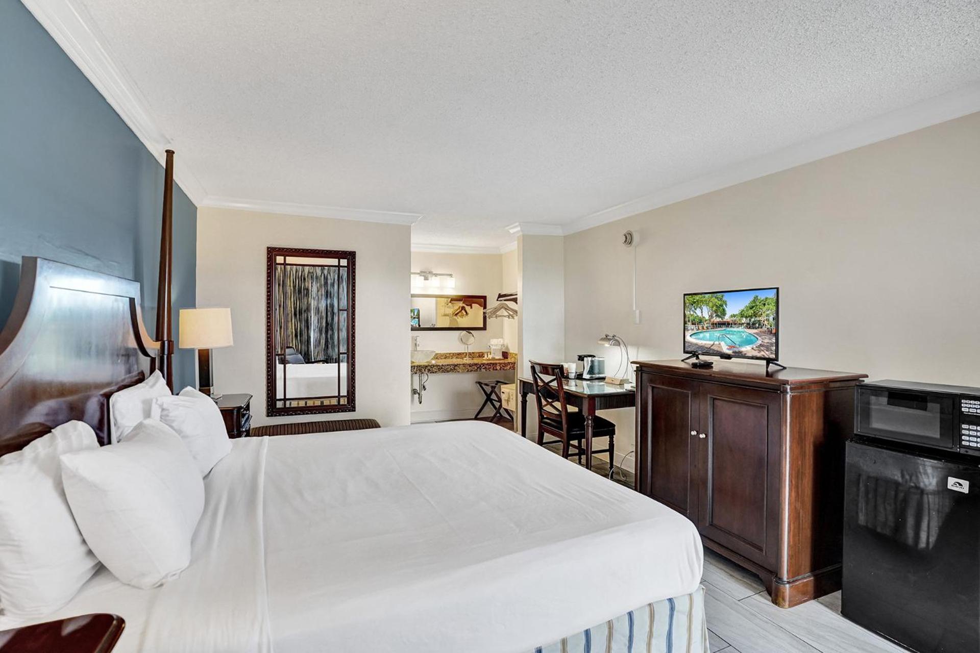 Pool, Traditional, King Bed