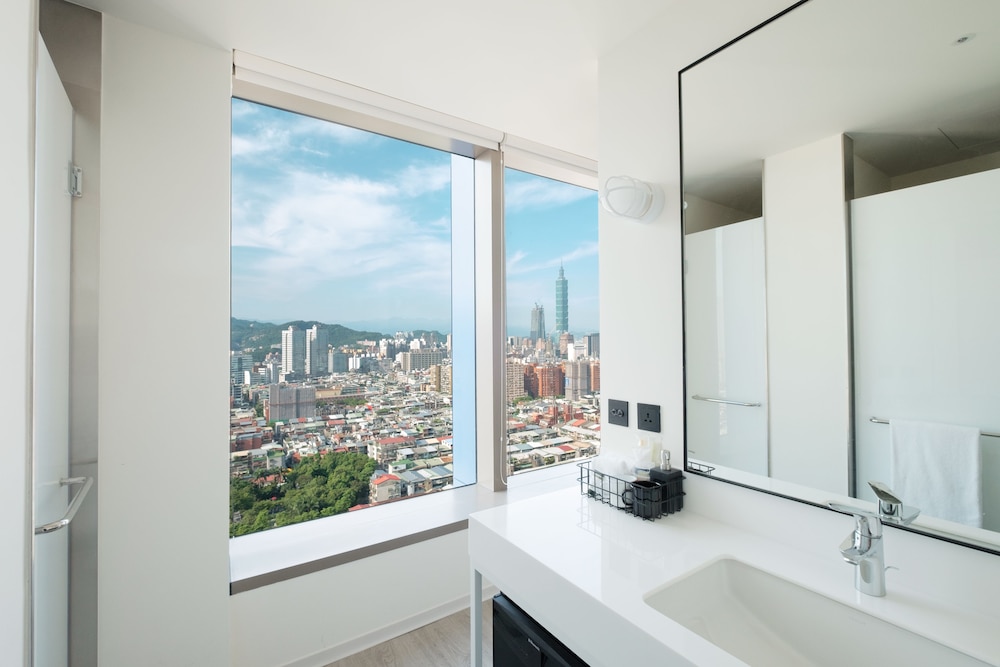 AMBA TAIPEI SONGSHAN 16/58