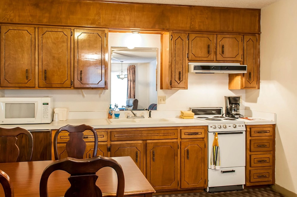 Econo Lodge Eagle Nest 23/25