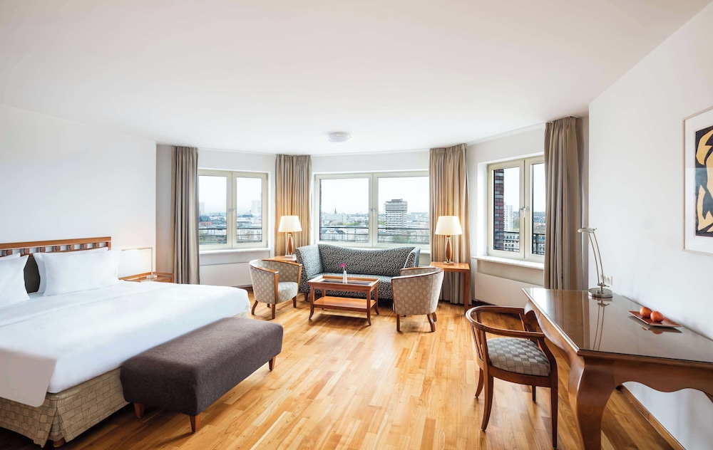 Deluxe, King Bed, Skyline View