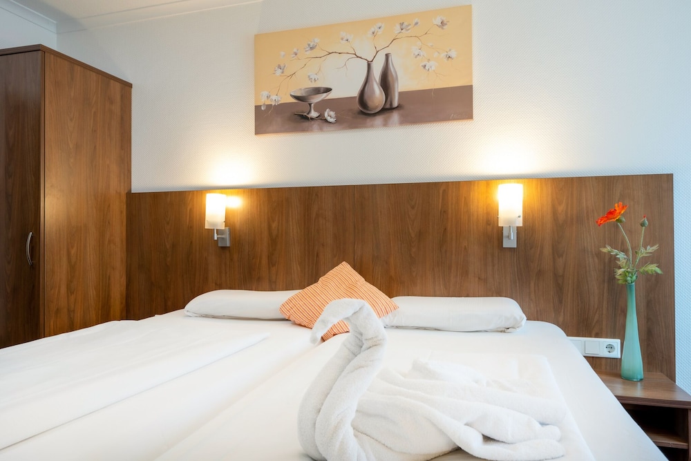 STANDARD, DOUBLE BED, PRIVATE BATHROOM