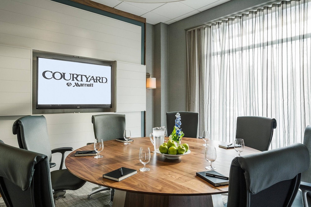 Courtyard Marriott Burlington Harbor 46/48