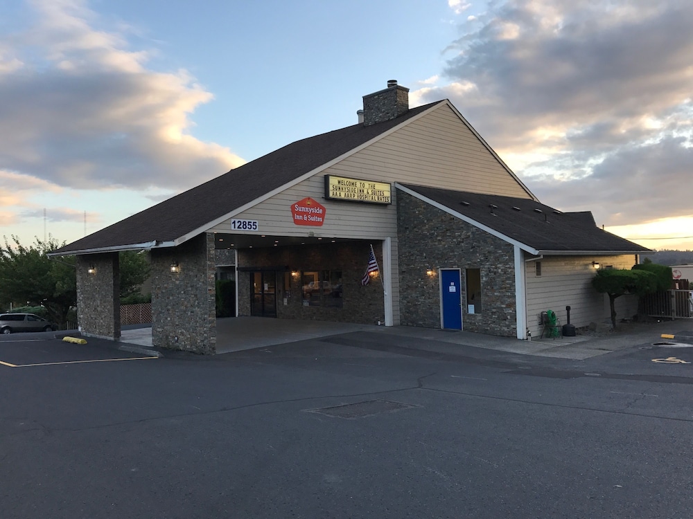 Sunnyside Inn & Suites 2/52