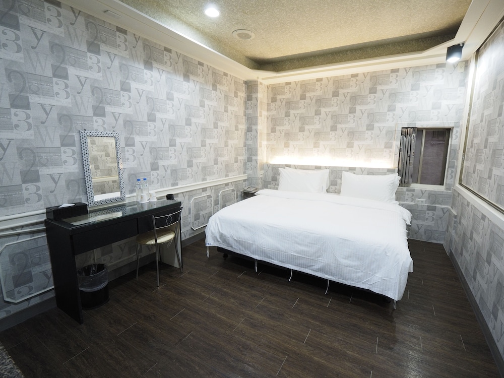HeYue Hotel 8/55