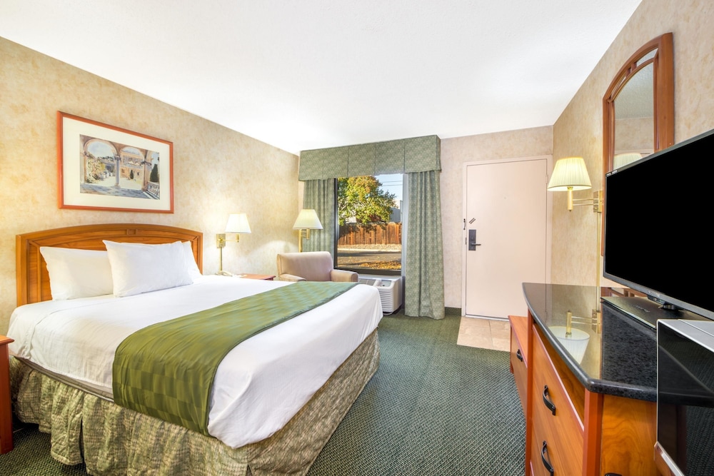 Days Inn & Suites By Wyndham Albuquerque North 8/30