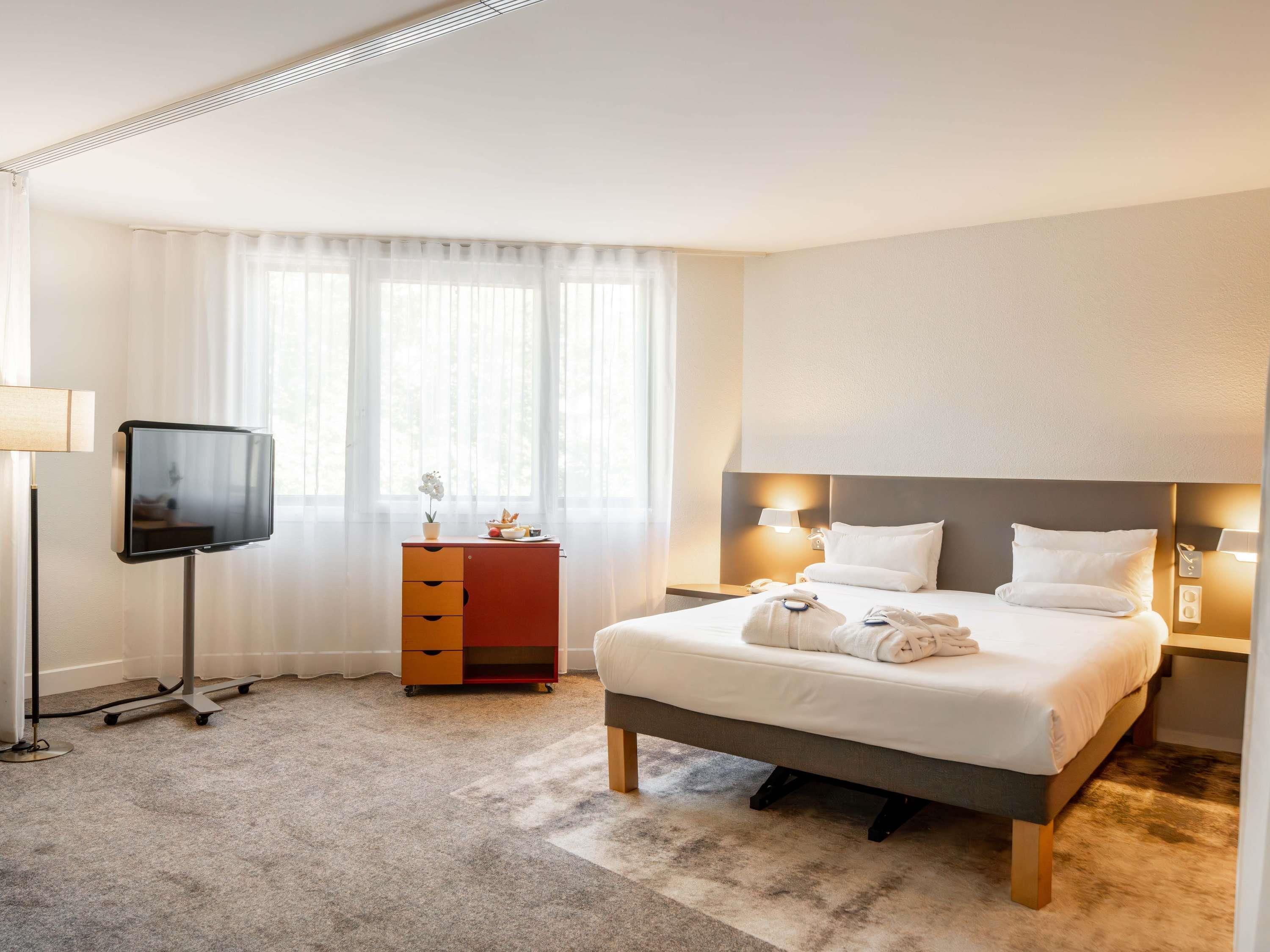 EXECUTIVE, SUITE, QUEEN BED