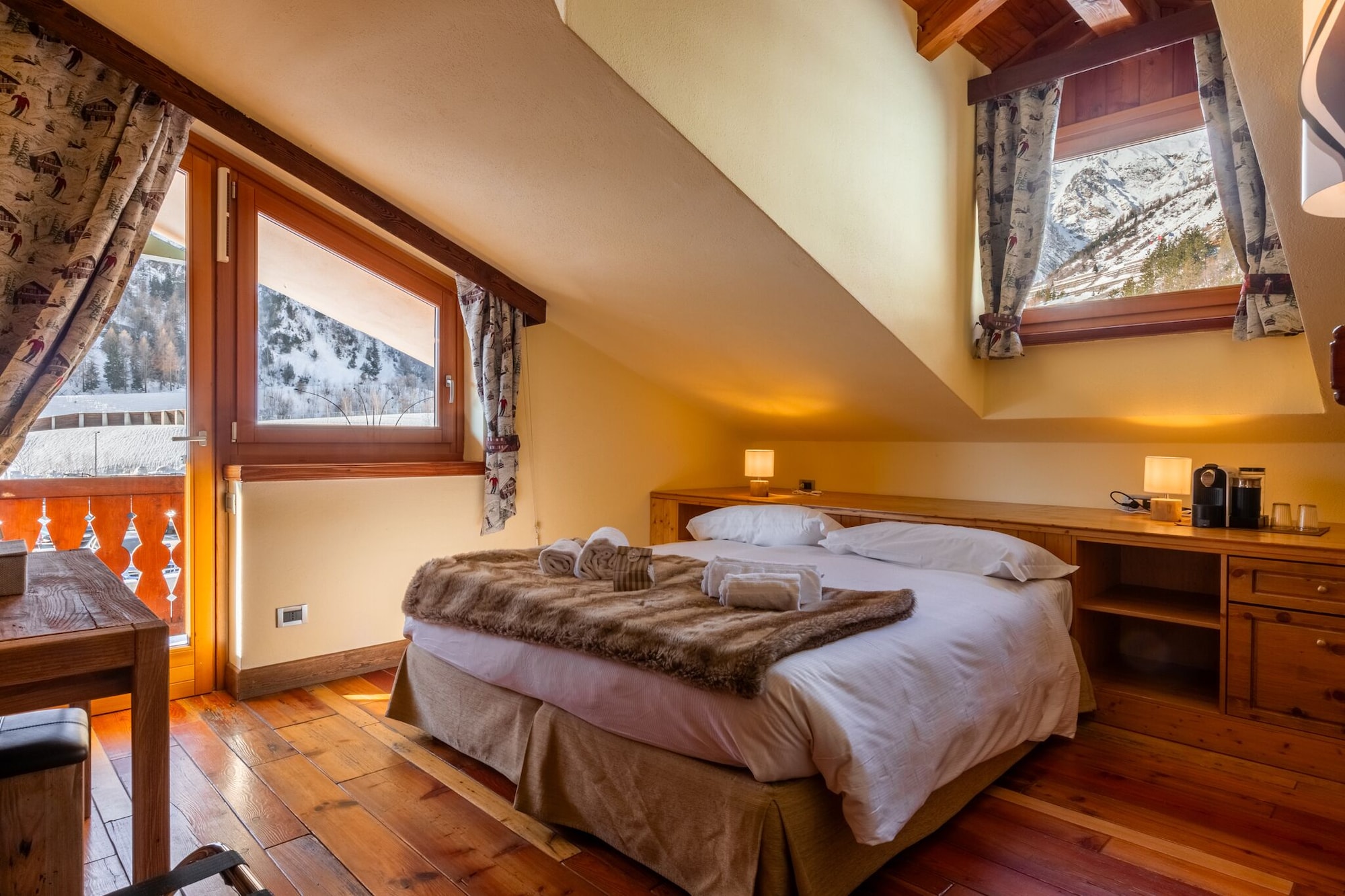 ROOM, DOUBLE BED