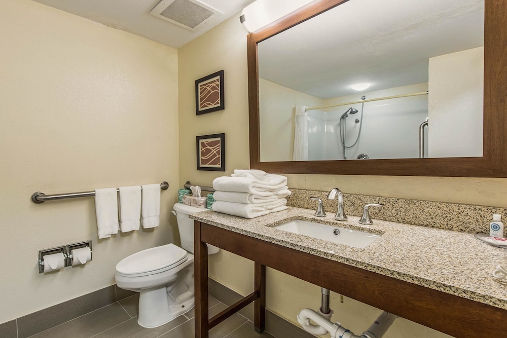 Comfort Inn & Suites Greenwood Near University 66/66
