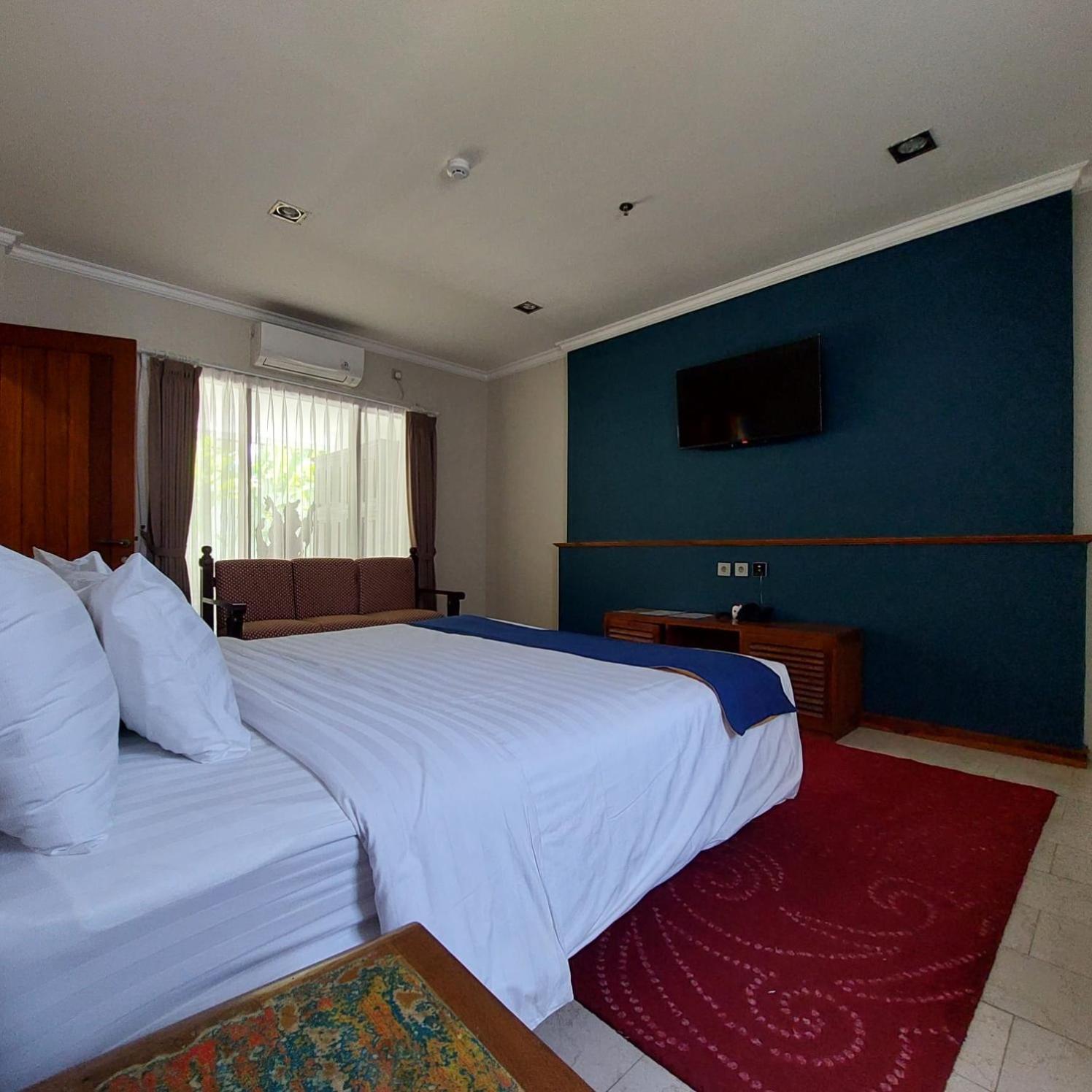 Junior Suite, King Bed, Pool Access