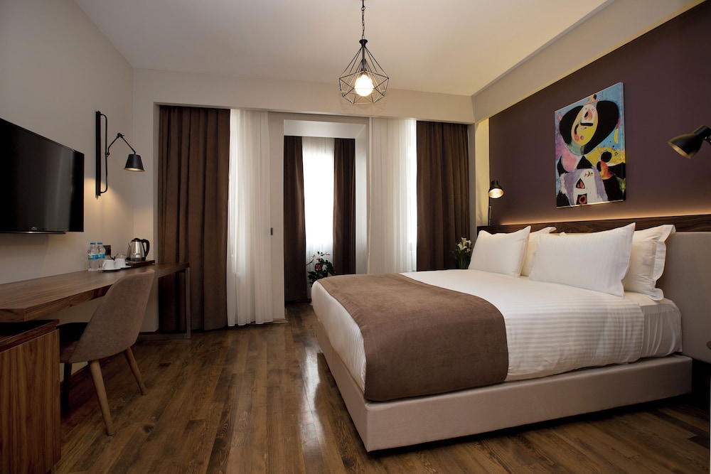 Snog Rooms & Suites 9/23