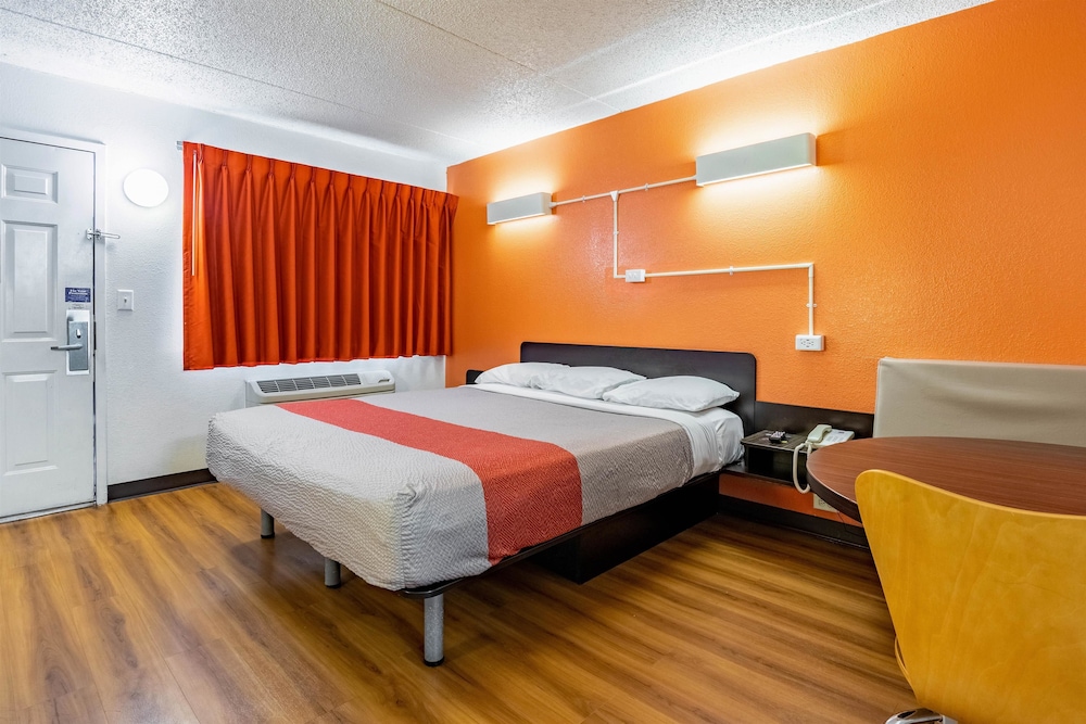Motel6 Joliet, IL - I-80 24/58