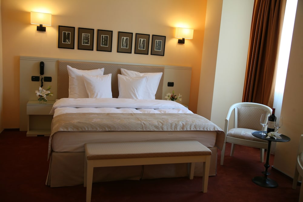Paradis Hotel 11/34