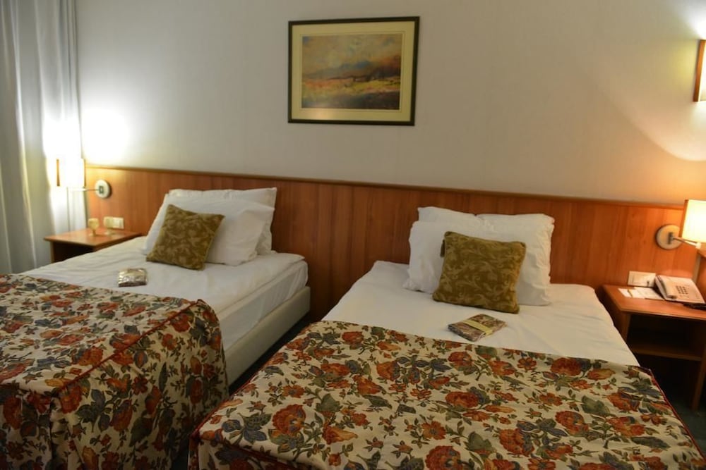 Karpos Hotel 9/50