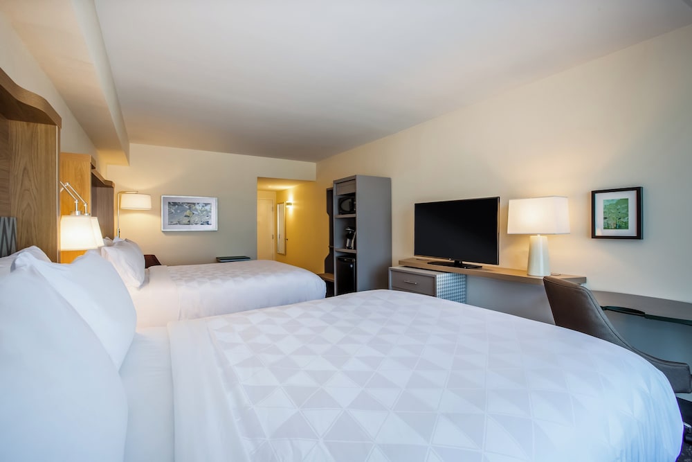 Standard, 2 Queen Beds, City View, Corner