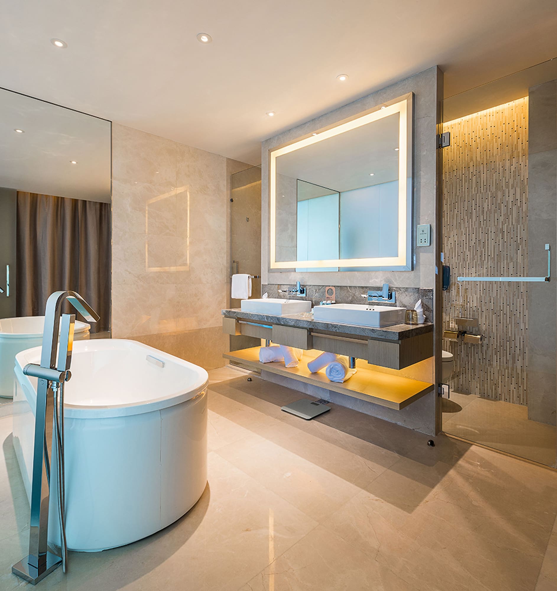 DELUXE, SUITE, KING BED