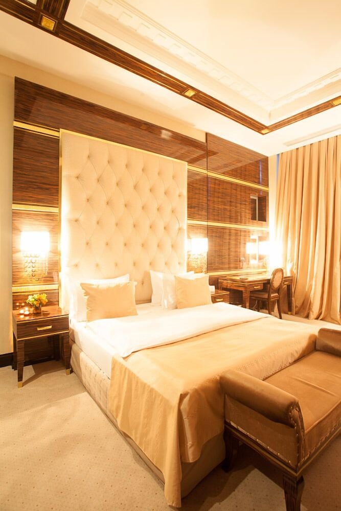 Sapphire Hotel 12/72