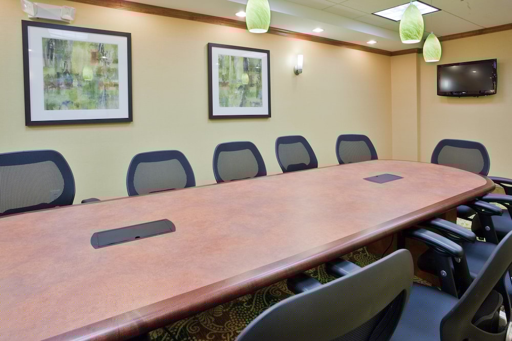 Holiday Inn Express Hotel And Suites Fredericksburg 42/44