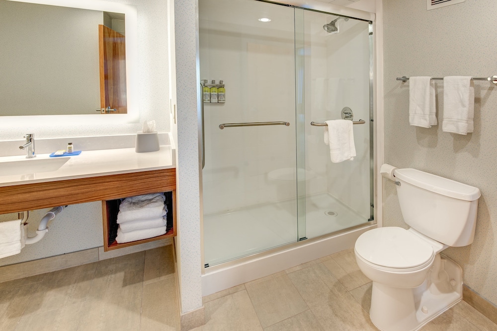 Holiday Inn Express & Suites West Long Branch - Eatontown 33/74