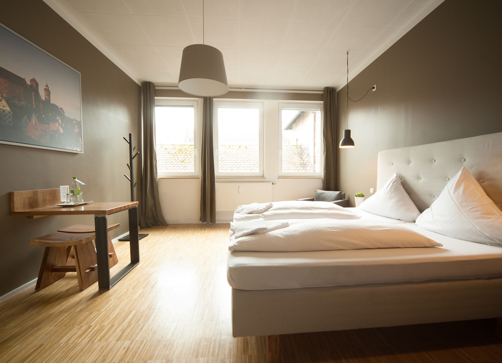 ROOM, KING BED