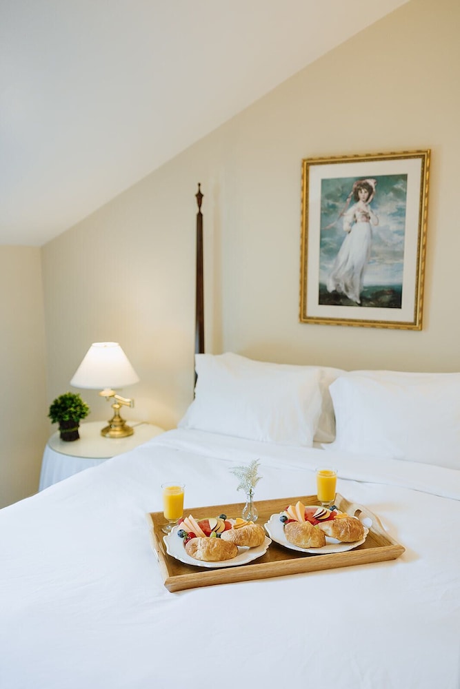 Signature, Suite, Queen Bed, Two Story, Jetted Tub