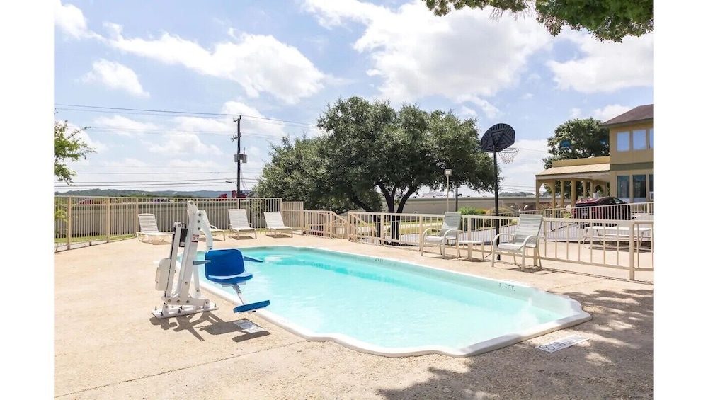 Hillview Inn At Six Flags Fiesta 6/35