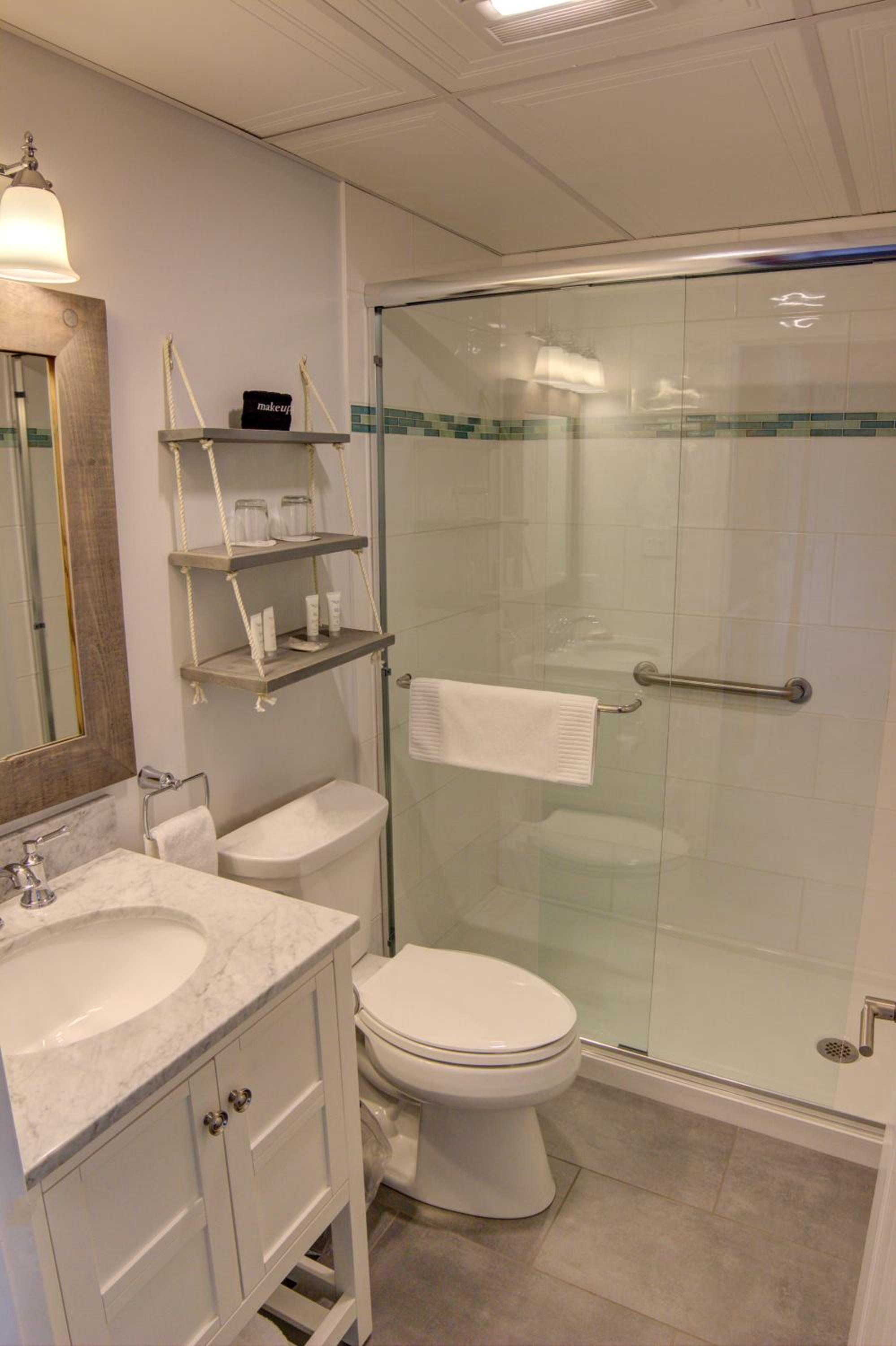Room, King Bed, Port Side, Corner، Nonantum Resort 5/5