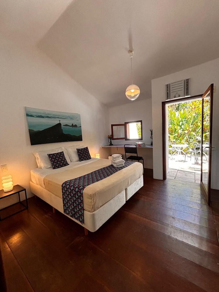 Azul, Standard, Queen Bed