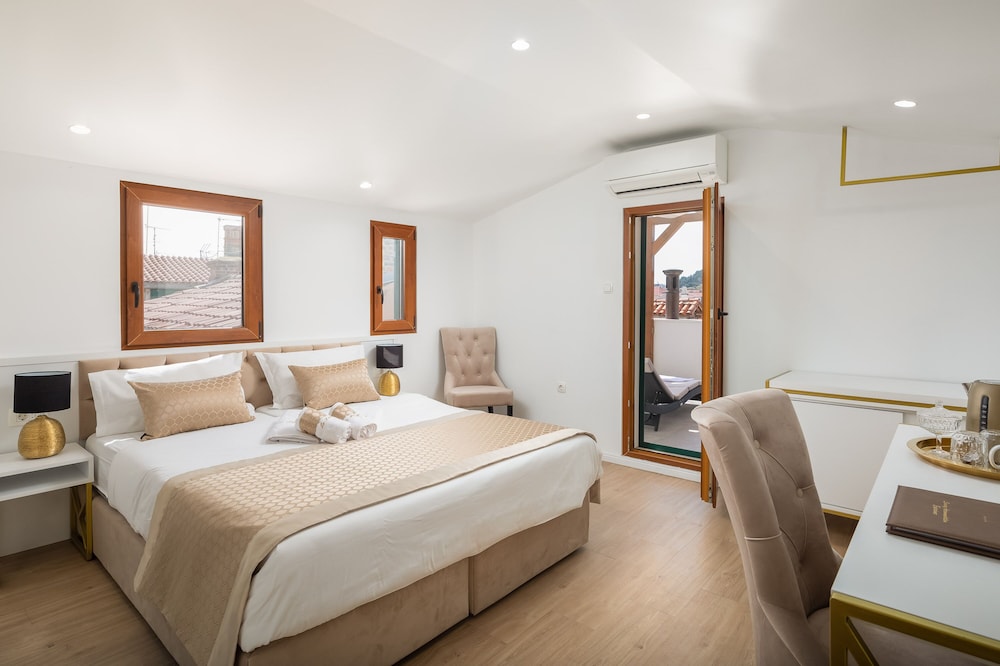 Le Premier Luxury Rooms 10/43