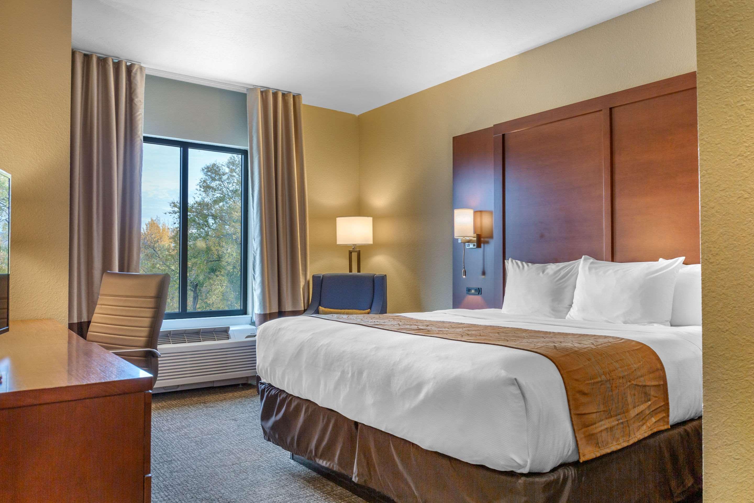 ROOM, KING BED