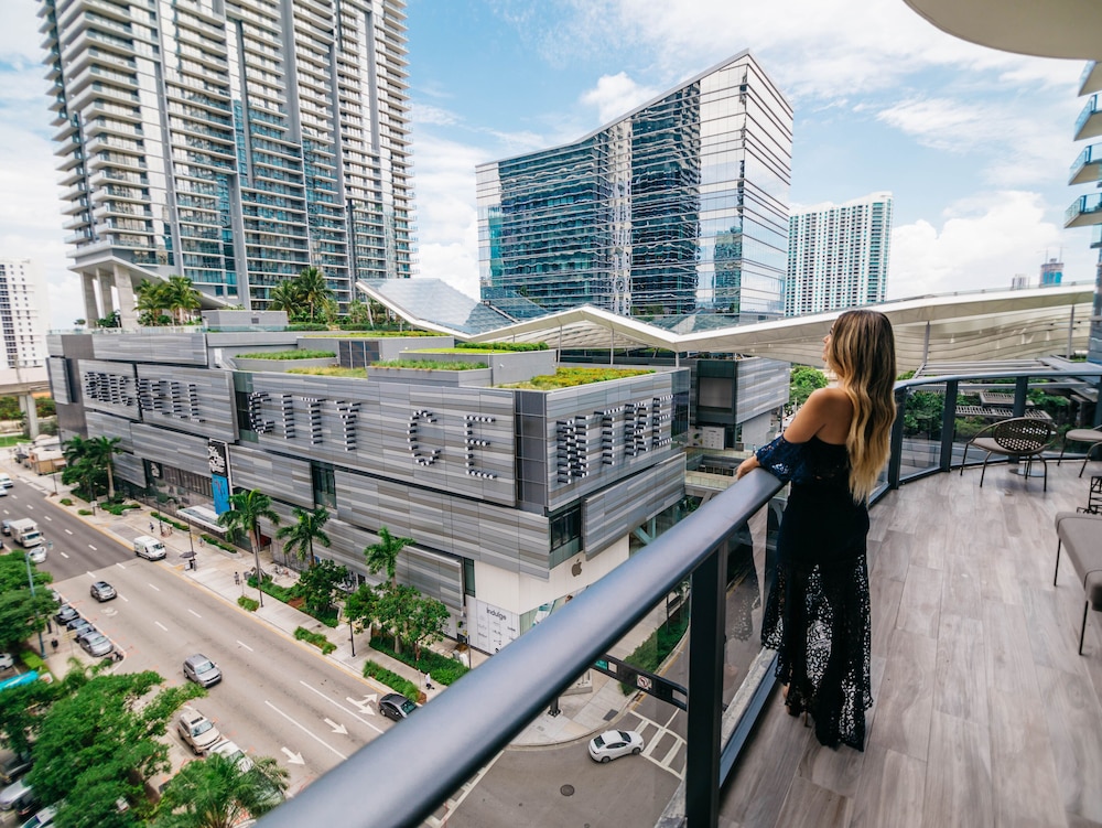 SLS LUX Brickell 6/60