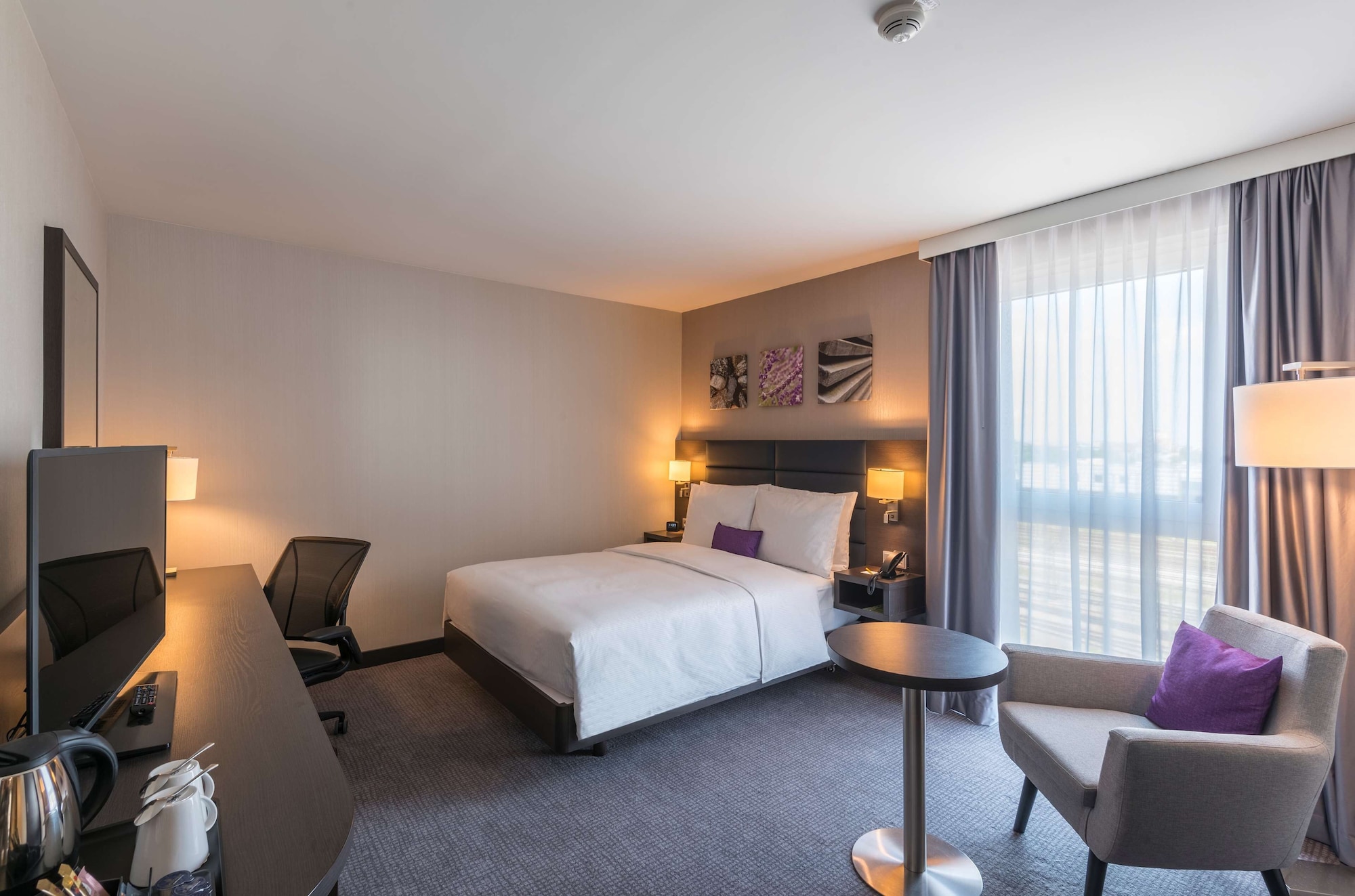 ROOM, QUEEN BED