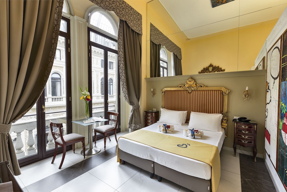 Art Resort Galleria Umberto. 17/77