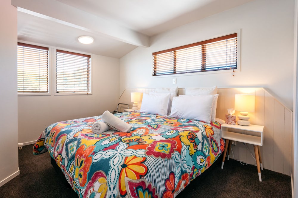 ONETANGI BEACH APARTMENTS 12/69