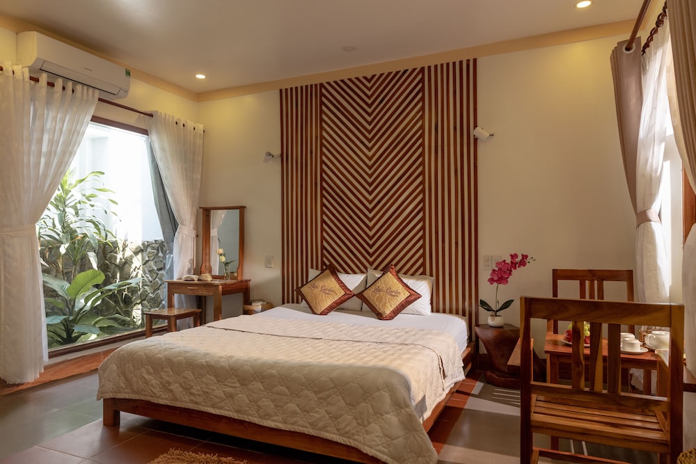 BUNGALOW, KING BED