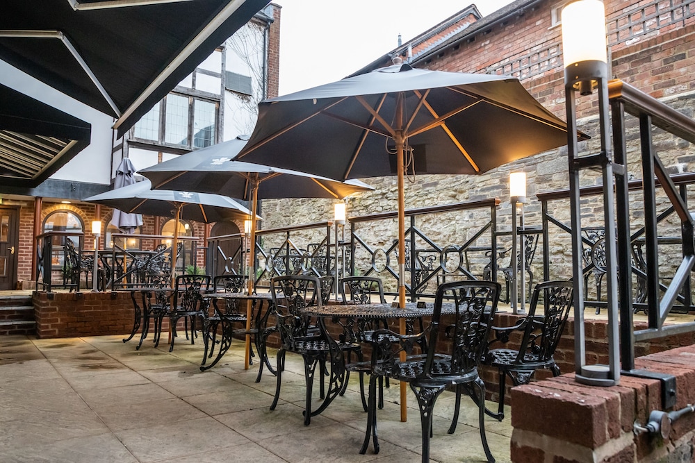 CBH The Feathers Hotel & Restaurant 63/85