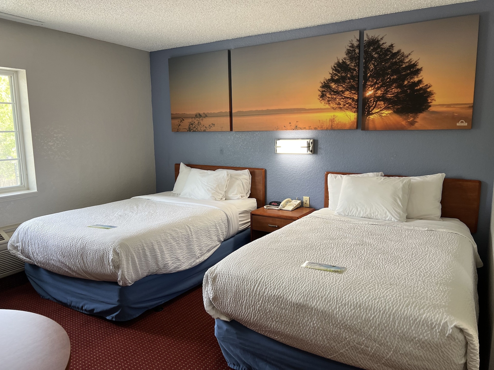 غرفة بسريرين مزدوجين لذوي الإعاقة، Days Inn & Suites by Wyndham Green Bay WI. 2/7