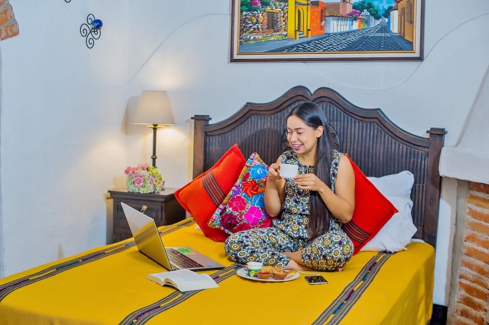 LAS CAMELIAS INN 4/50