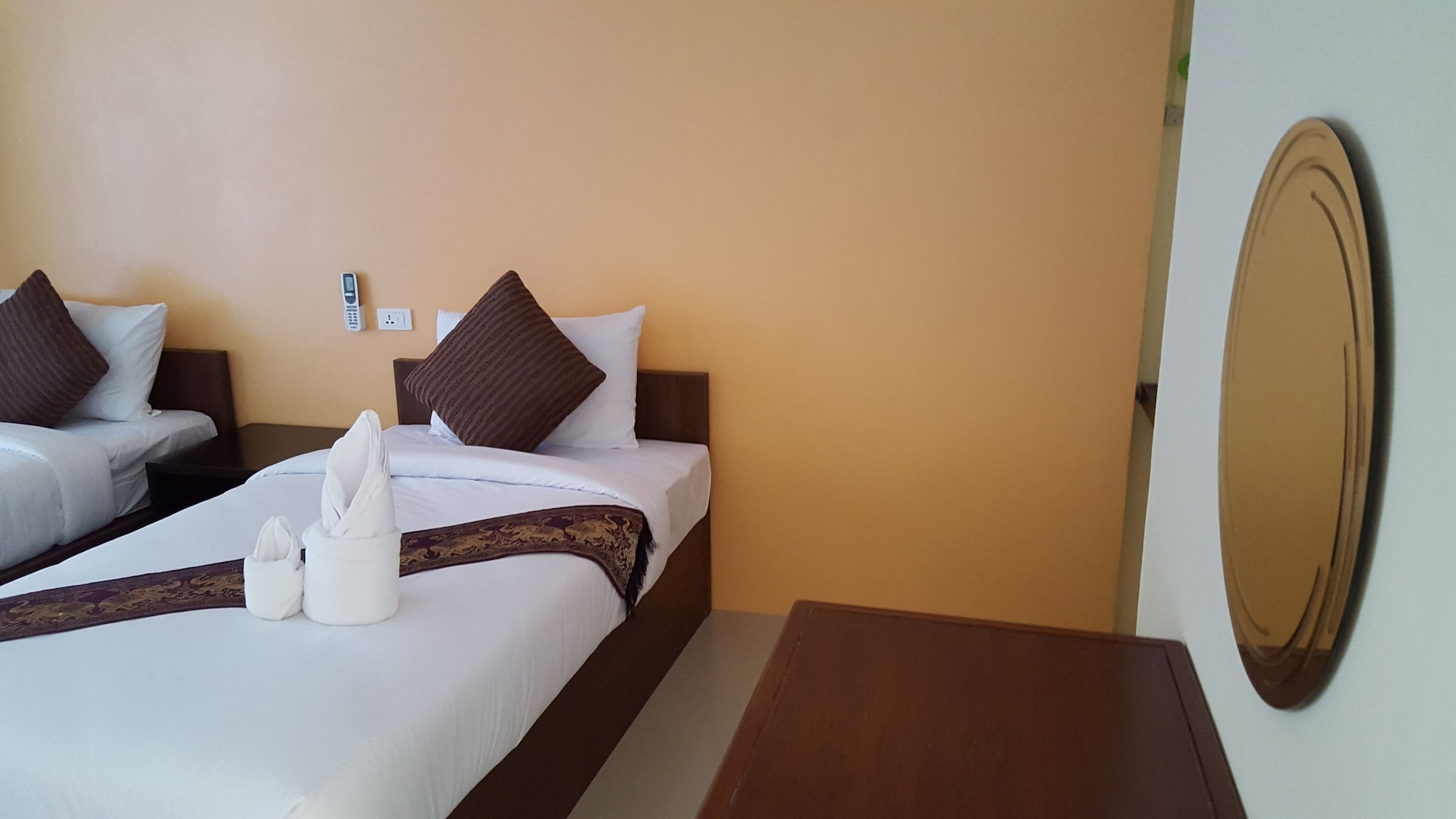ROOM, TWIN BEDS