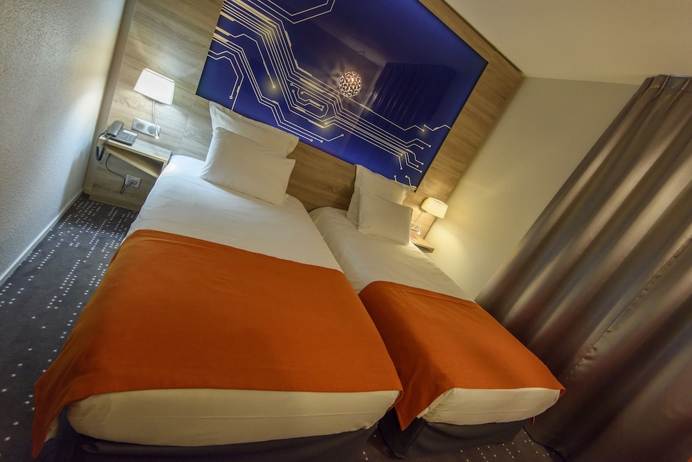 Mercure Poitiers Site du Futuroscope Hotel 18/76