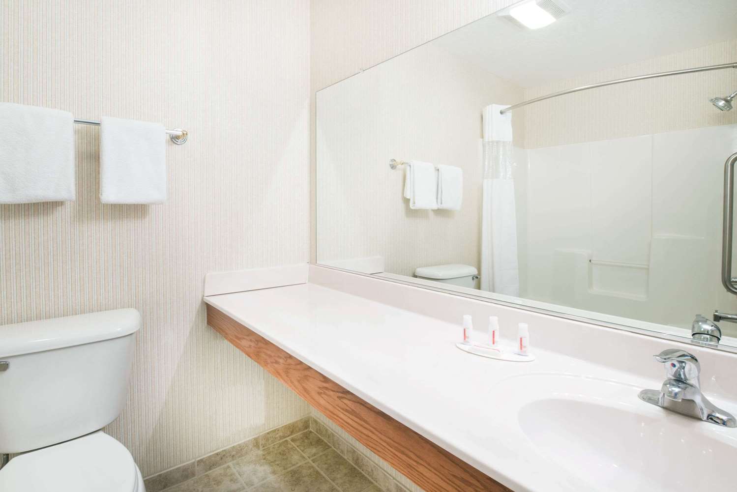 Howard Johnson by Wyndham Oacoma Hotel and Suites 29/31