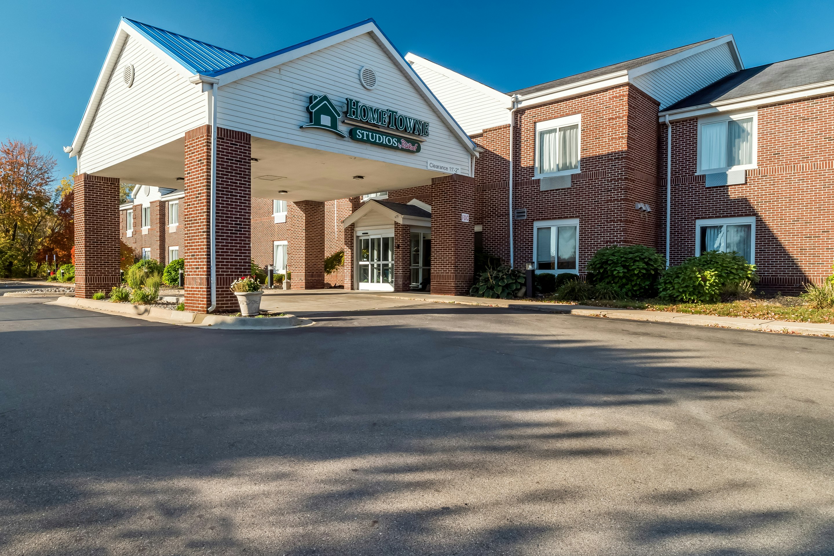HomeTowne Studios by Red Roof East Lansing - Okemos 23/27