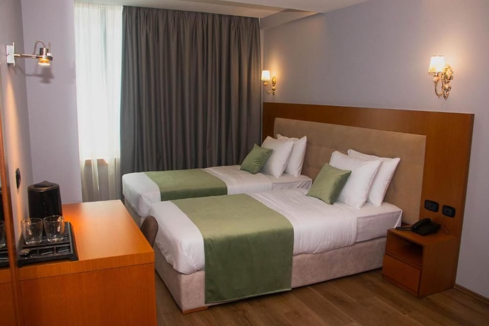 Albanopolis Hotel 31/60