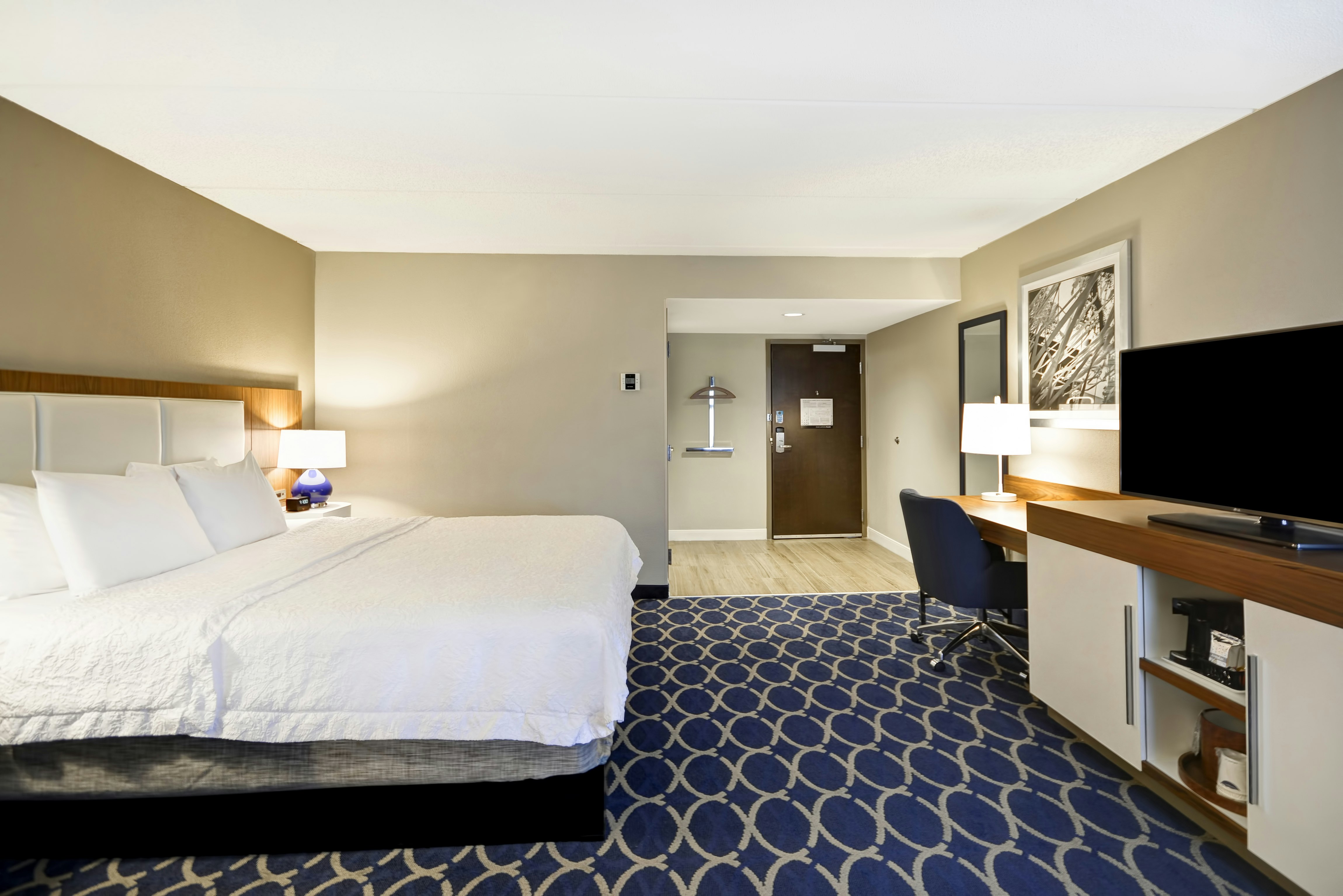 غرفة بسرير كينج مع أريكة، Hampton Inn Auburn 2/3