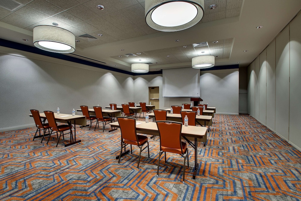 Drury Inn & Suites Iowa City Coralville 39/50