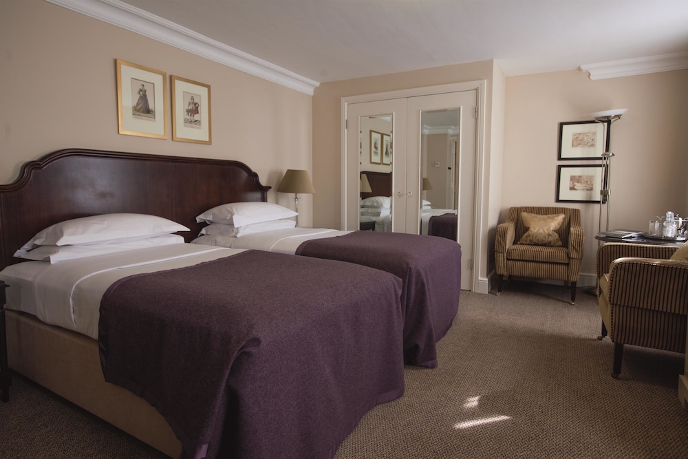Macdonald Bear Hotel 14/70