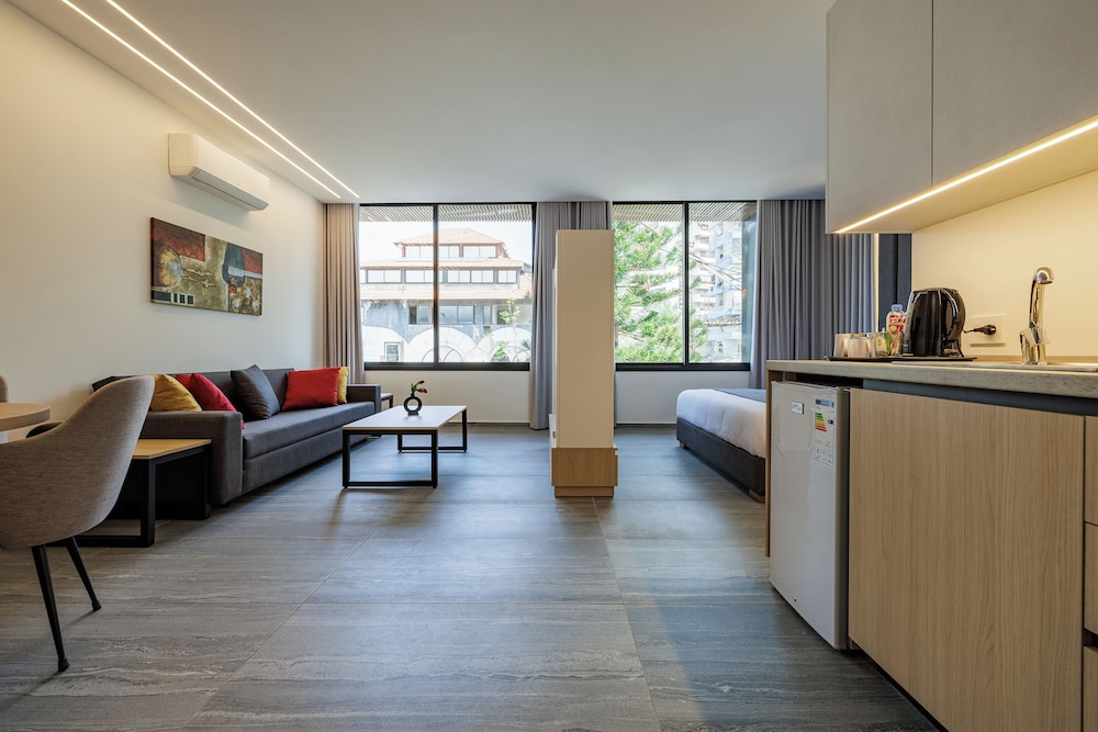 Middle Beach Hotel 43/49
