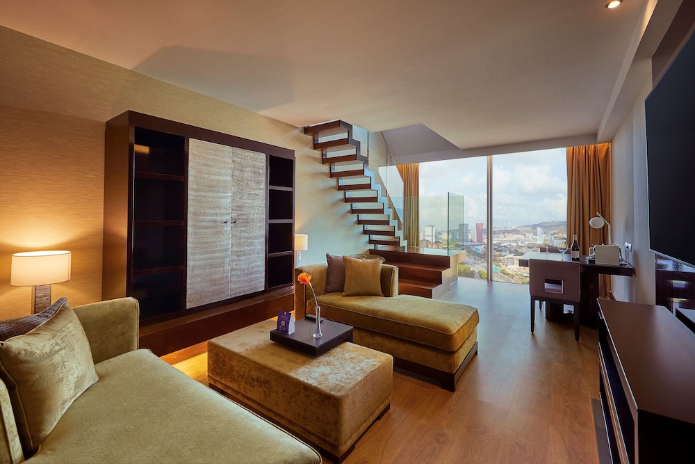 Hyatt Regency Barcelona Tower 43/82