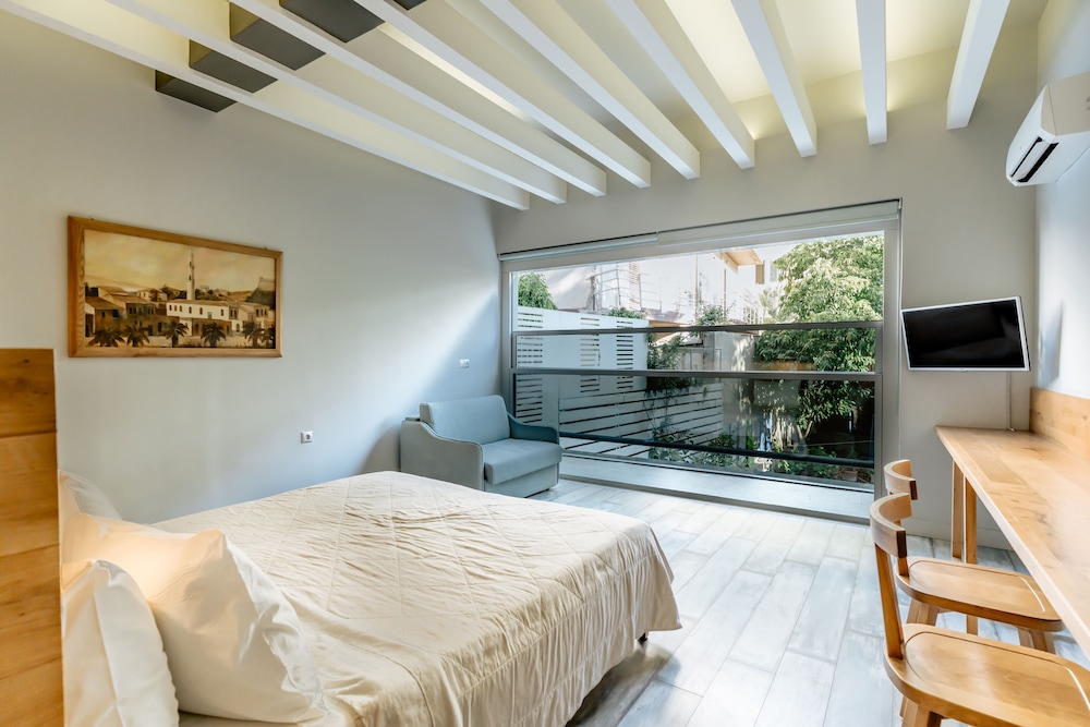 SUPERIOR, STUDIO, GARDEN VIEW