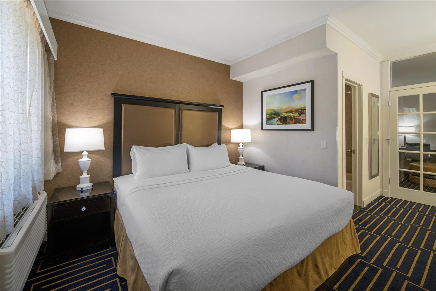 Suite, King Bed, Sofa